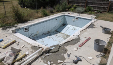 découvrez les erreurs courantes à éviter lors de la rénovation de votre piscine pour garantir un projet réussi et durable.