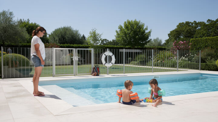 découvrez les règles de sécurité essentielles à connaître autour d'une piscine pour prévenir les accidents et garantir un environnement sécurisé pour toute la famille.