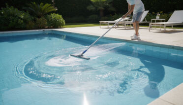 découvrez nos conseils pratiques pour bien nettoyer le fond de votre piscine manuellement et maintenir une eau claire et saine toute la saison.