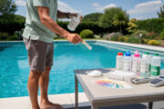apprenez à utiliser correctement les produits de traitement d'eau pour piscine afin de garantir une eau propre, saine et équilibrée tout au long de la saison estivale.